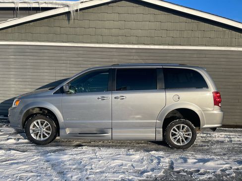 Used 2018 Dodge Grand Caravan SXT w/ Rear Park Assist Package image 4