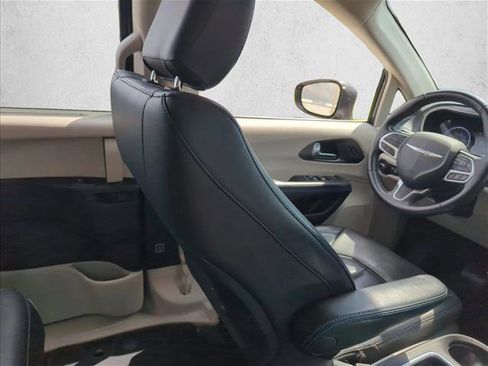 Used 2021 Chrysler Pacifica Touring-L image 17
