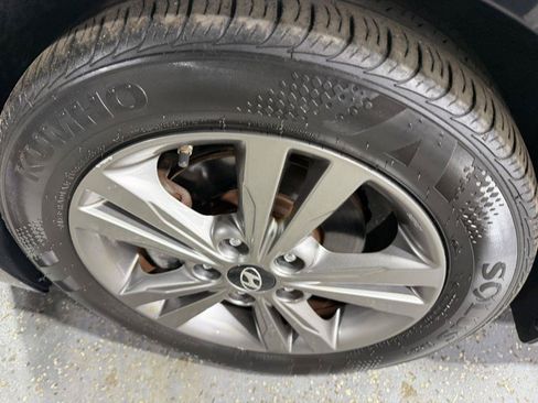 Used 2017 Hyundai Elantra Value Edition FWD image 9
