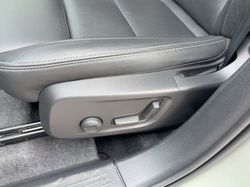 Certified 2025 Volvo XC40 B5 Plus image 13