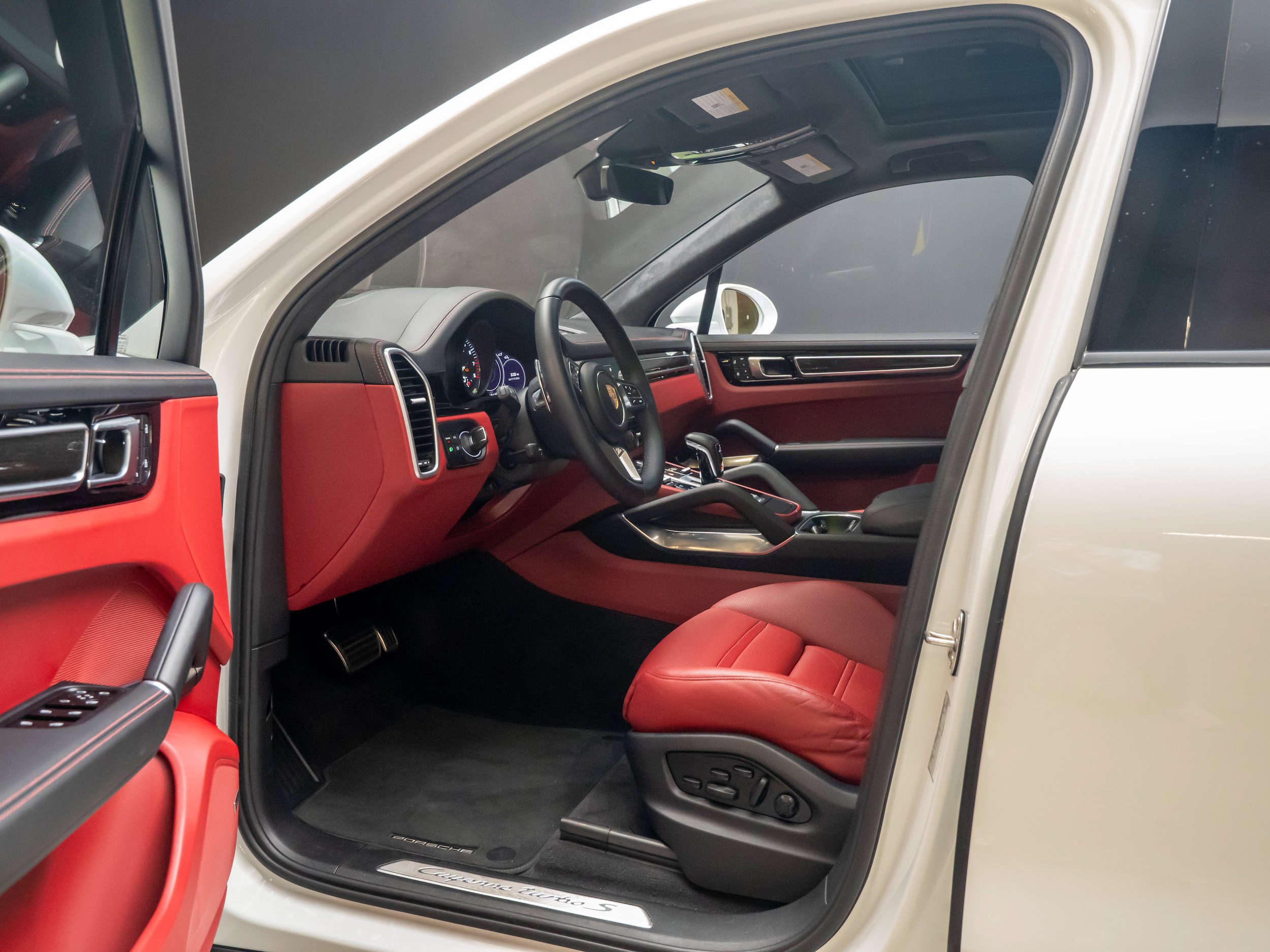 Used 2022 Porsche Cayenne Turbo S AWD/4WD image 4