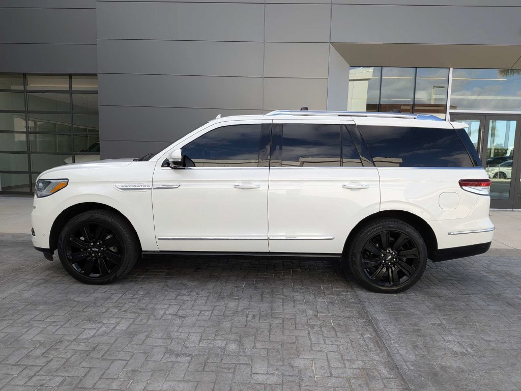 Certified 2024 Lincoln Navigator Reserve AWD/4WD image 2