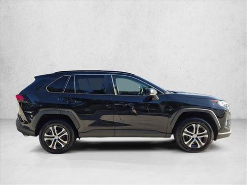 Used 2021 Toyota RAV4 LE AWD/4WD image 4