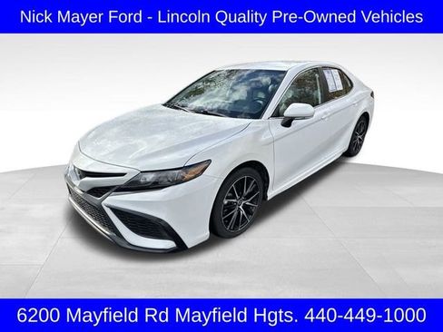 Used 2023 Toyota Camry SE image 3