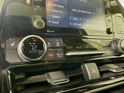 Used 2022 Toyota Highlander XLE AWD/4WD image 15