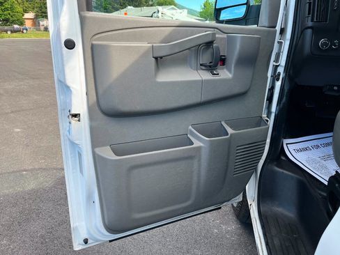 Used 2016 Chevrolet Express 2500 RWD image 9