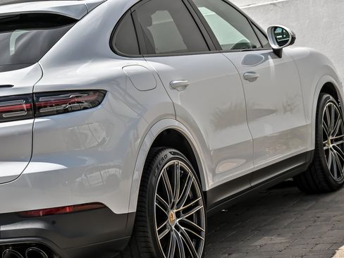 Used 2023 Porsche Cayenne Platinum Edition AWD/4WD image 16