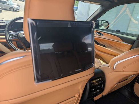 Used 2023 Jeep Grand Cherokee Summit AWD/4WD image 17