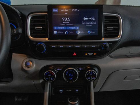 Used 2025 Hyundai Venue SEL image 4