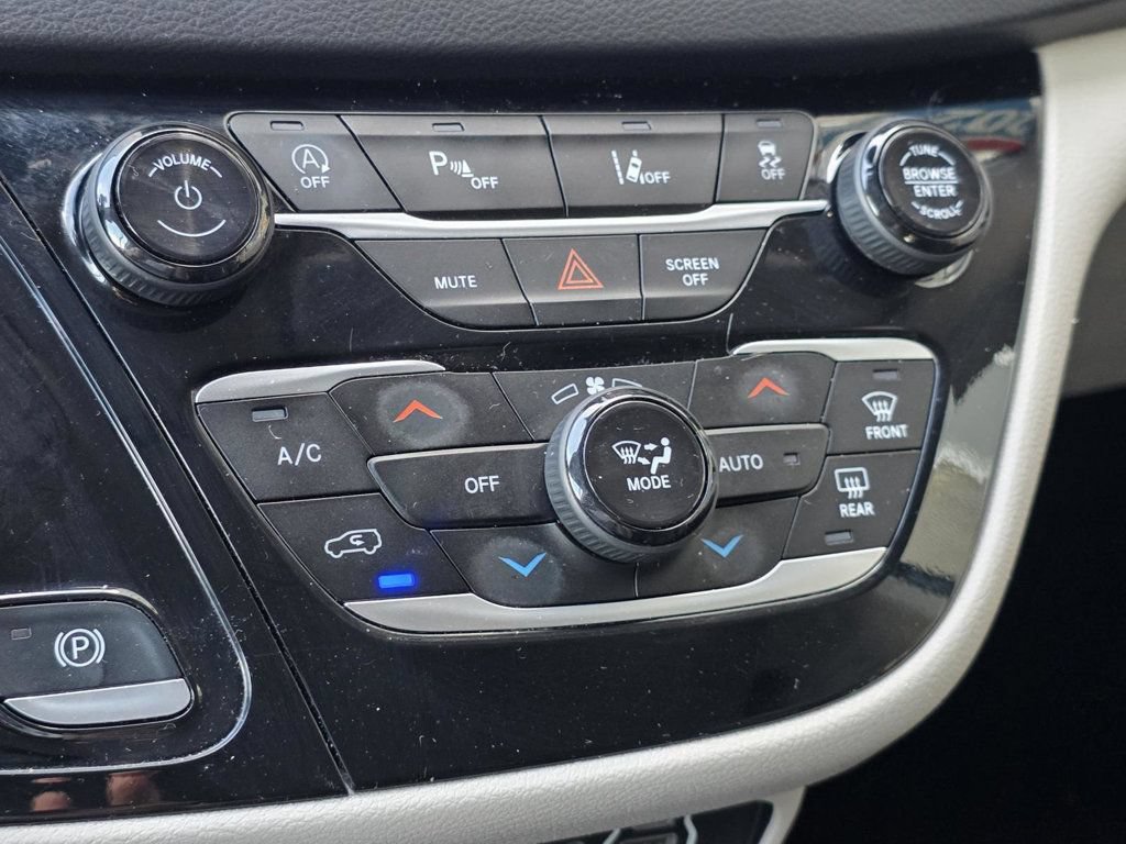 Used 2024 Chrysler Pacifica Touring-L FWD image 22