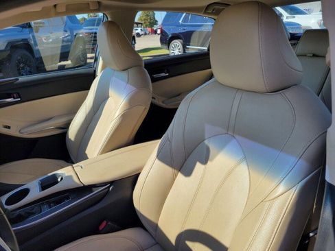 Used 2022 Toyota Avalon XLE image 11