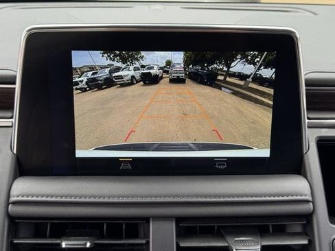Used 2024 Chevrolet Suburban LT RWD image 18