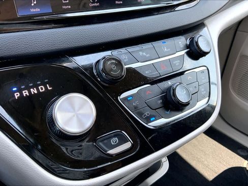 Used 2024 Chrysler Pacifica Touring-L FWD image 34