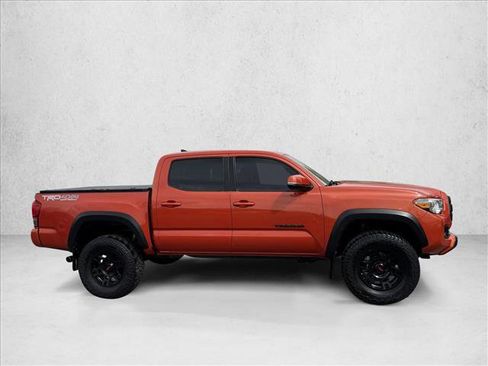 Used 2017 Toyota Tacoma TRD Off-Road image 4