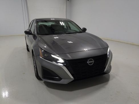 Used 2024 Nissan Altima 2.5 SV FWD image 14