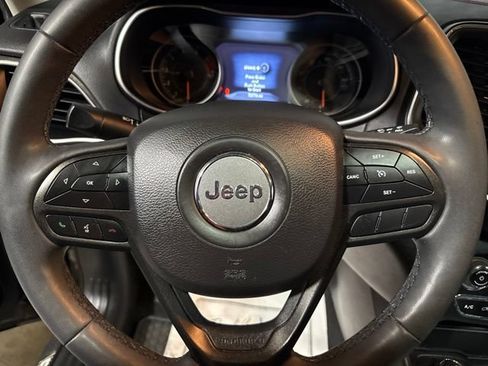 Used 2022 Jeep Cherokee Trailhawk w/ Sun & Sound Group AWD/4WD image 10