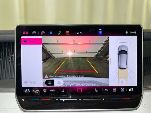 Certified 2025 Volkswagen Tiguan SE image 19