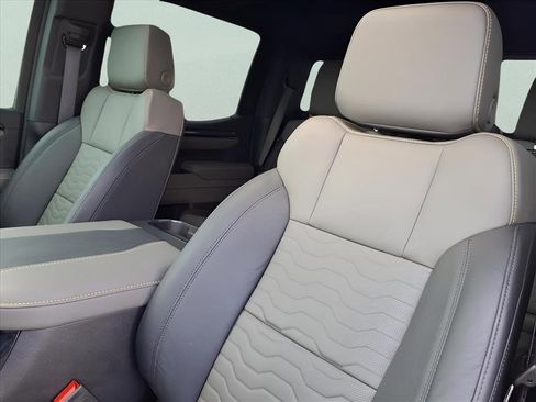 Used 2025 Chevrolet Silverado 1500 ZR2 image 11