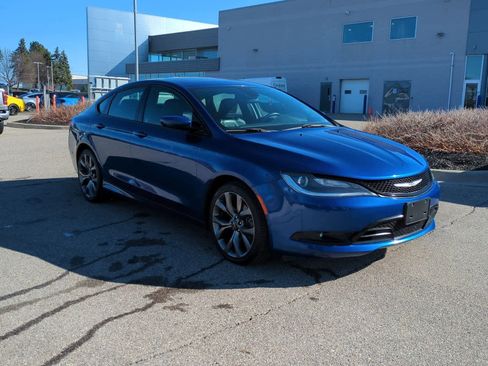 Used 2016 Chrysler 200 S image 2