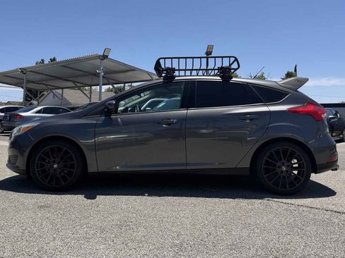 Used 2018 Ford Focus SE FWD image 2