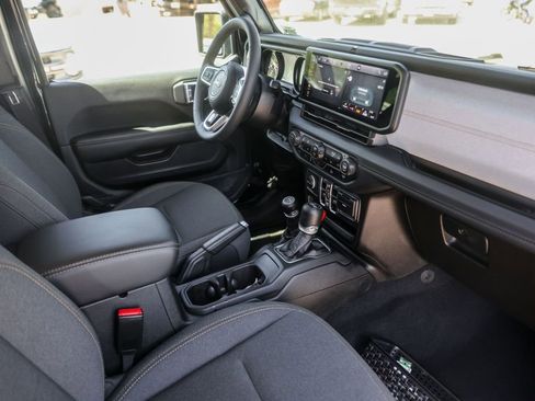 Used 2025 Jeep Wrangler Unlimited Sahara image 28