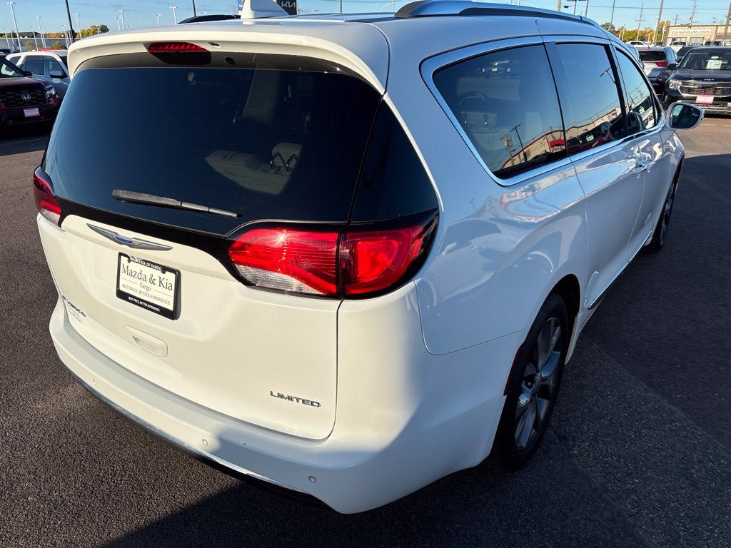 Used 2018 Chrysler Pacifica Limited FWD image 5