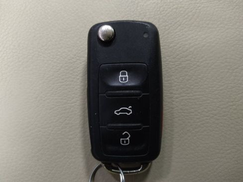 Used 2015 Volkswagen Tiguan SEL AWD/4WD image 32