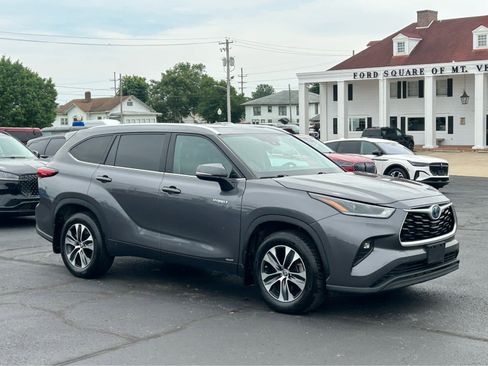 Used 2021 Toyota Highlander XLE AWD/4WD image 3