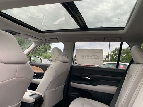 New 2024 Toyota Grand Highlander Limited image 27