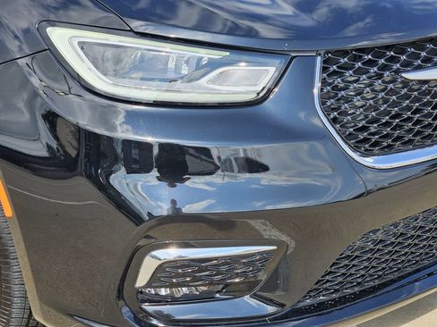 Used 2024 Chrysler Pacifica Touring FWD image 8