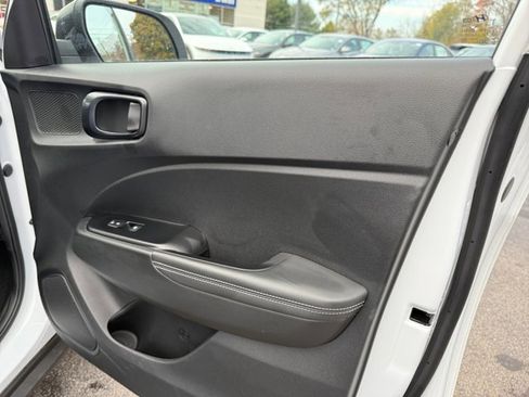 Certified 2025 Hyundai Venue Limited image 24