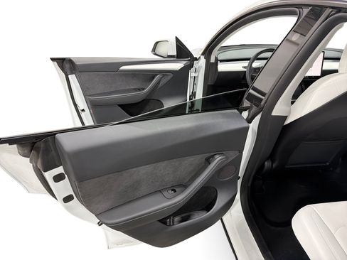 Certified 2023 Tesla Model Y AWD image 10