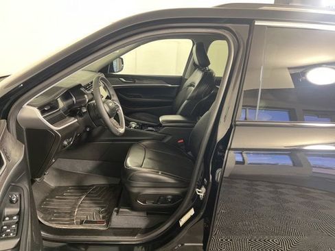 Used 2023 Jeep Grand Cherokee Limited w/ Luxury Tech Group II AWD/4WD image 14