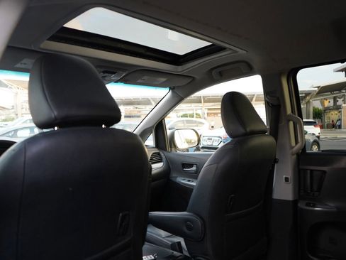 Used 2015 Toyota Sienna SE Premium image 17