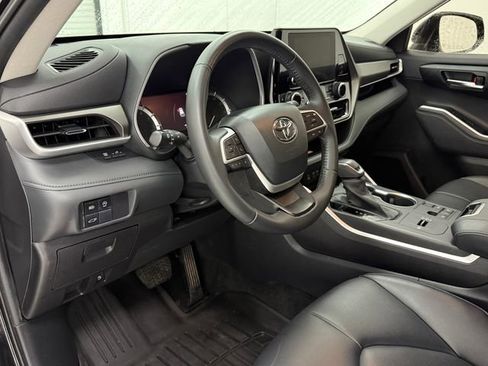 Used 2023 Toyota Highlander XLE FWD image 7
