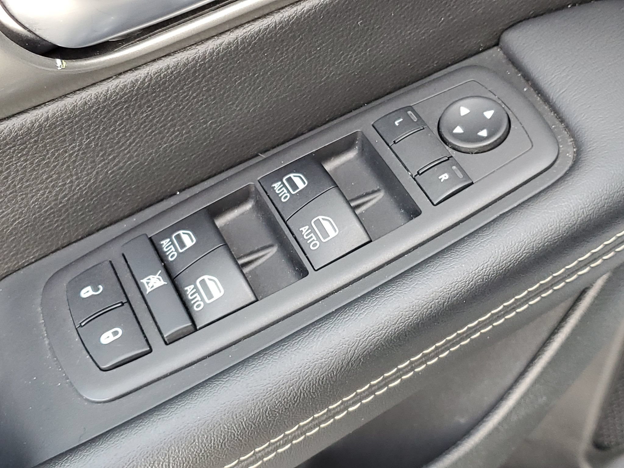 Used 2025 Chrysler Pacifica Select FWD image 24