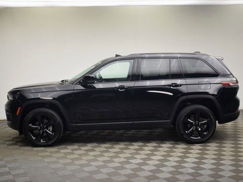 Used 2024 Jeep Grand Cherokee Altitude AWD/4WD image 8