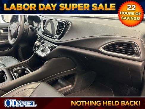 Used 2025 Chrysler Pacifica Limited FWD image 25