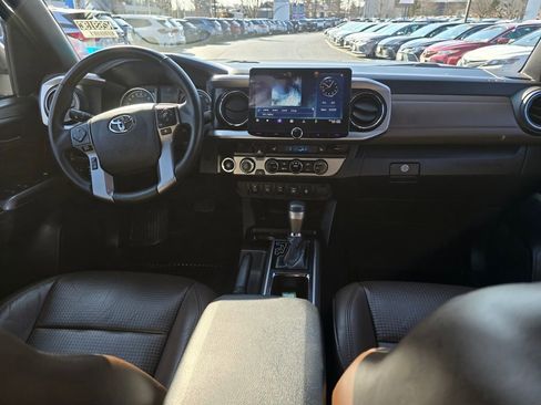 Used 2016 Toyota Tacoma Limited w/ Towing Package image 14