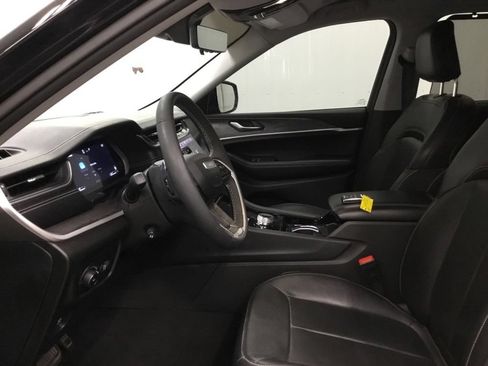 Used 2023 Jeep Grand Cherokee Limited w/ Luxury Tech Group II AWD/4WD image 7