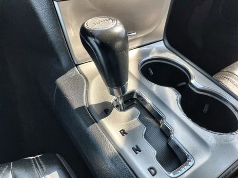 Used 2012 Jeep Grand Cherokee Laredo AWD/4WD image 22