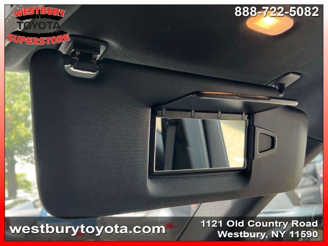 Used 2025 Mercedes-Benz GLC 300 4MATIC image 31