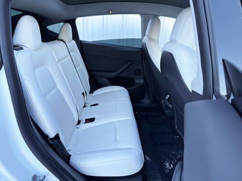 Used 2022 Tesla Model Y Long Range image 41