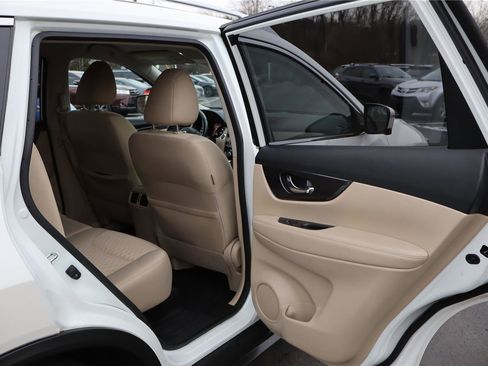 Used 2020 Nissan Rogue SV w/ Premium Package image 29