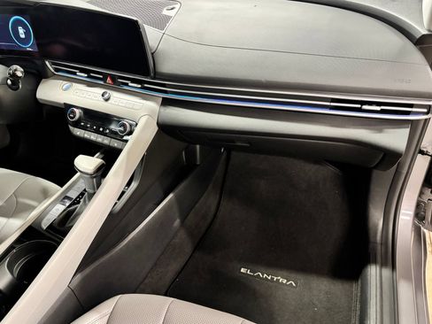 Certified 2025 Hyundai Elantra Limited FWD image 21