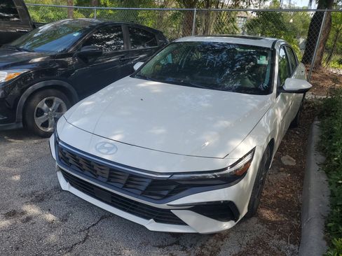 Used 2025 Hyundai Elantra Limited FWD image 4