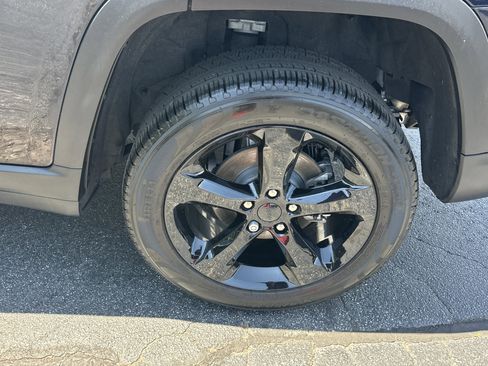 Used 2024 Jeep Grand Cherokee Limited w/ Black Appearance Package AWD/4WD image 22