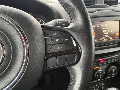 Used 2016 Jeep Renegade Latitude image 16