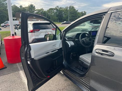 Used 2025 Toyota Sienna LE FWD image 9