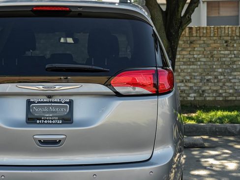Used 2019 Chrysler Pacifica Touring-L image 57